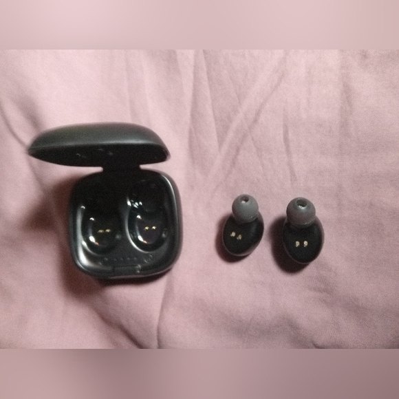 Mini TWS Earbuds with Charging Case - Picture 4 of 5
